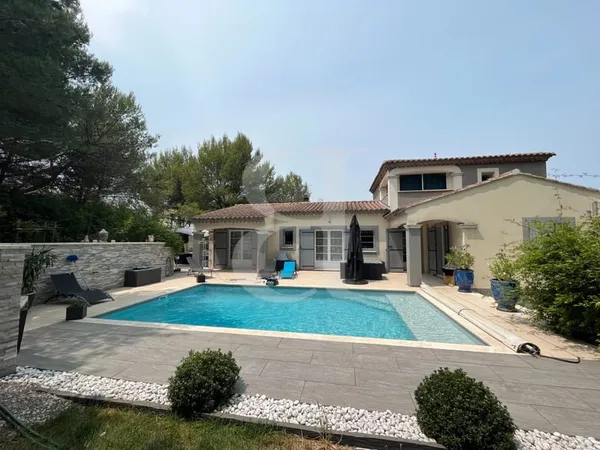Charmante villa à vendre avec piscine à Pernes-les Fontaines