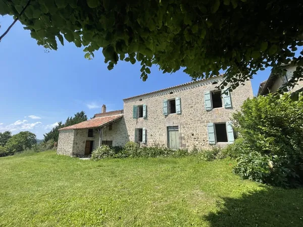 Maison gasconne en pierre située au bord d'un hameau avec de