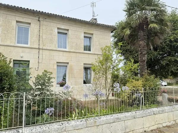 Maison Charentaise rénovée avec dépendances