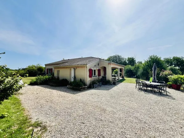 Maison moderne individuelle avec 4 chambres
