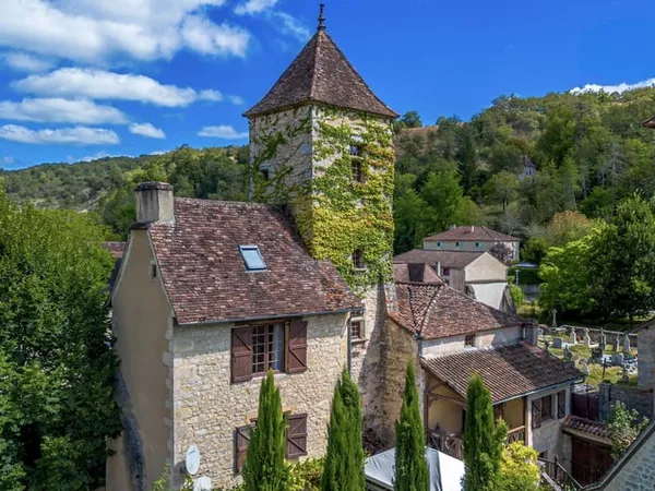 Rare dans le secteur, Tour de guet médiévale et maison d'amis avec piscine au coeur du parc naturel