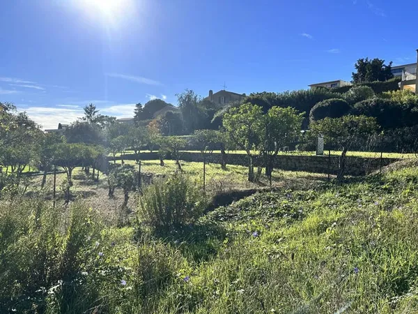 GROSSE BAISSE DE PRIX! GOLFE JUAN - BEAU TERRAIN PLAT SUD 840m² - PC accordé et purgé