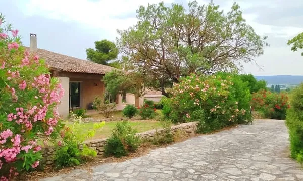 Villa indépendante de 300m2 , piscine ,cave à vin, oliverai