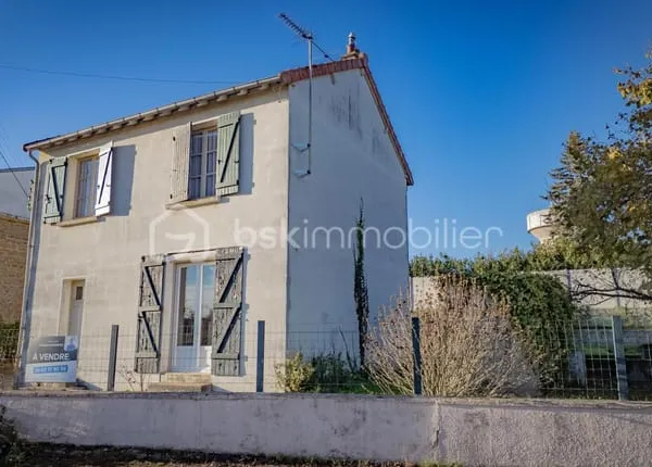 Agréable maison de ville à rafraichir (avec coin terrasse, terrain/jardin, cave, garage-atelier indé