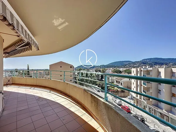 Appartement spacieux de 106 m2 avec vue panoramique sur la ville de Hyères, les collines, et la mer
