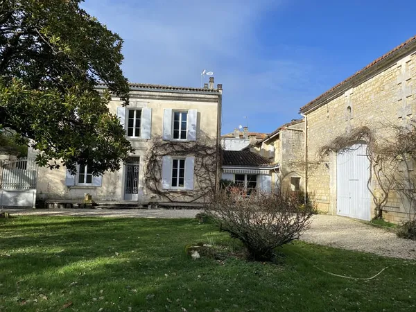 AUX PORTES D'ANGOULEME, commodités à proximité, belle maiso