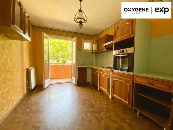 Carcassonne - Appartement avec deux chambres, balcon et garage.
