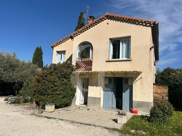 Villa avec terrain clos et arboré proche des commodités à Nyo