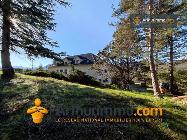 Magnifique vue sur les montagnes pour cette propriété sur 6200m² de terrain