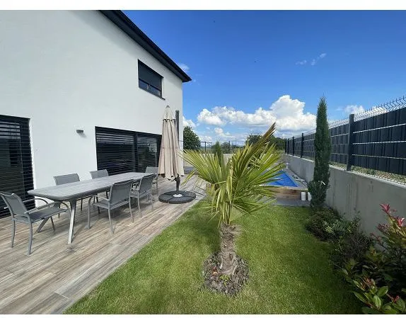 MAISON CONTEMPORAINE AVEC PISCINE