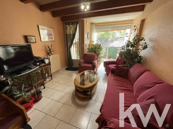 Maison 2 chambres avec terrasse et garage.