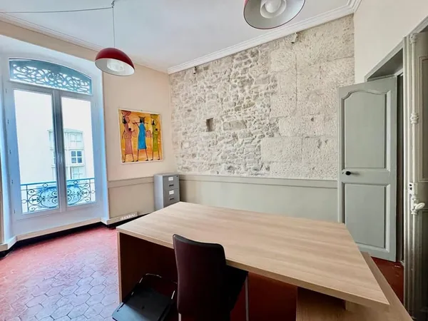 NÎMES CENTRE - ÉCUSSON - LOCAL COMMERCIAL - APPARTEMENT - INVE