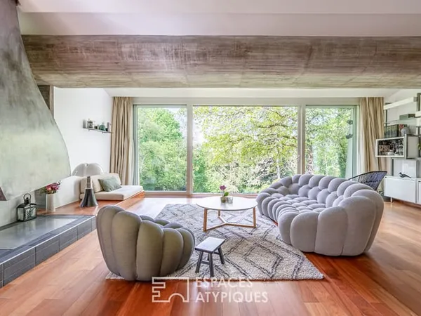 Maison d'architecte à la toiture papillon avec vue