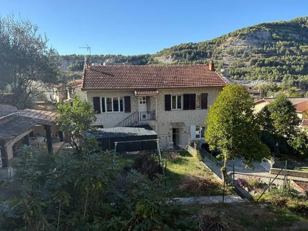Maison À Vendre à PEILLE 6 pièces 130 m2 piscine + studio indépendant terrain 946 m2