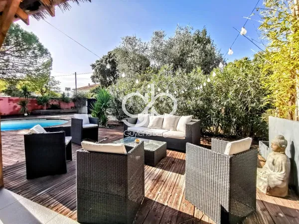 Villa T8 avec Piscine, Double Garage, Jardin Saint-Brès