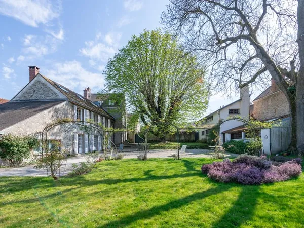 Maison de Maître en pierre du XIXe siècle avec parc arboré e