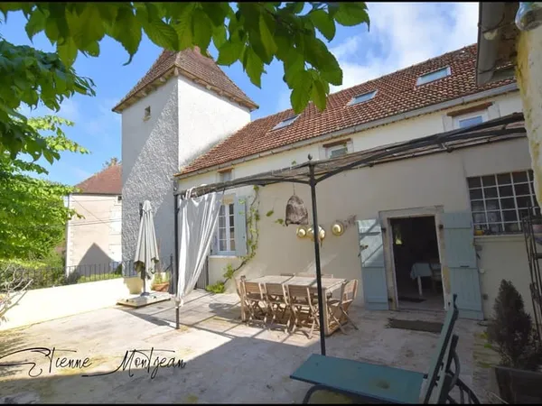 Maison en pierre 5 chambres, terrasse, garage.