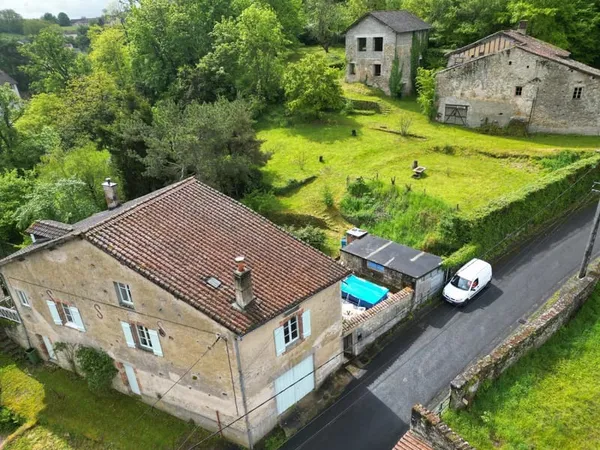 Maison de caractère indépendante de 5-6 chambres avec maison et grange à rénover
