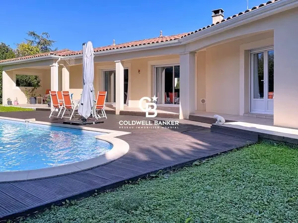 Maison de plain pied avec garage et piscine