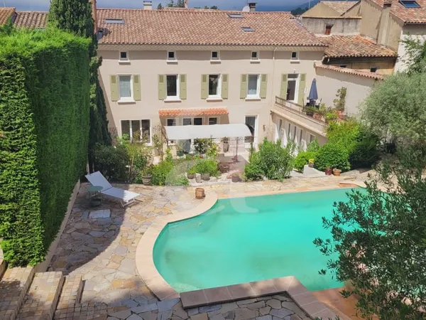 Superbe maison bourgeoise avec terrain et piscine au coeur du vi
