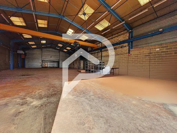 Local d'activité de 875.65m2 à loué