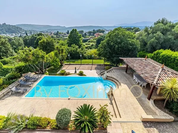 A vendre, superbe maison familiale de 240m² sur 3 niveaux avec piscine, 3 garages, terrain de pétanq