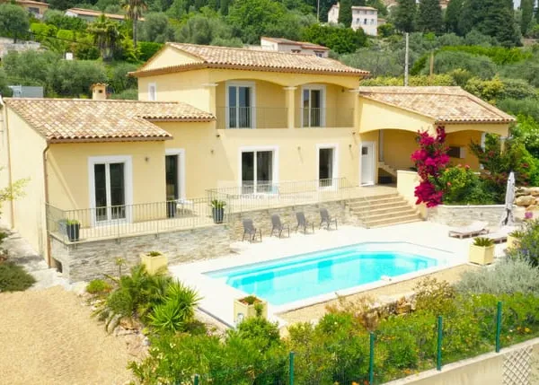 Villa récente de 160 m² avec piscine et bel aperçu mer