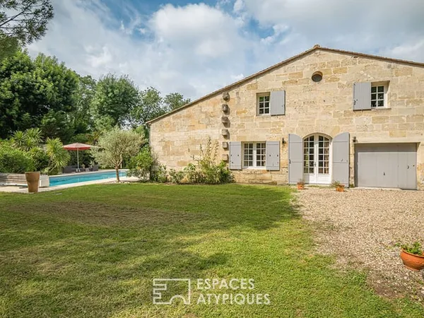 Ancien chai réhabilité en bord de Dordogne