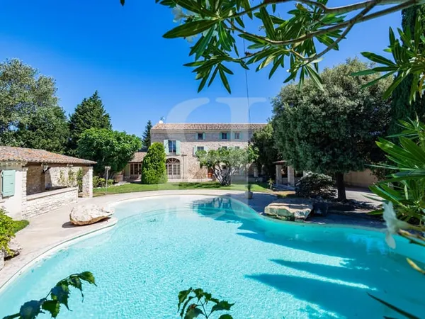 Charmant mas provençal avec piscine, dépendances et jardin arb