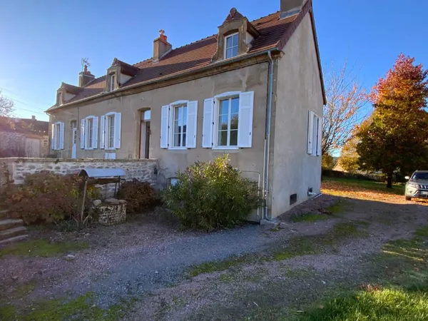 AUXY - Maison de village de 141 m² hab. (3 chambres) avec dépendance et garage.