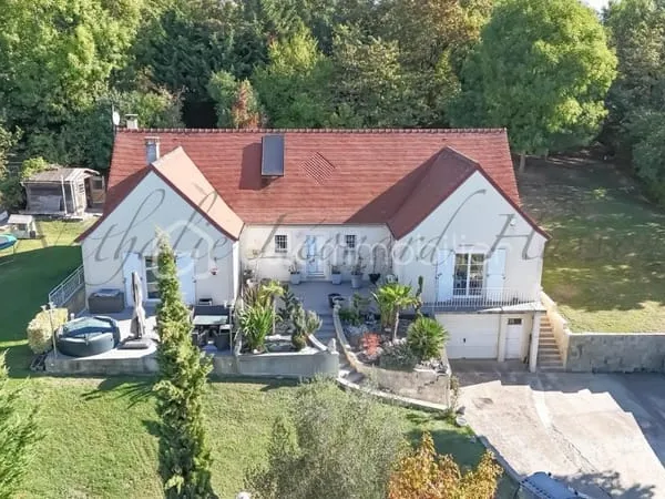 Maison familiale sur sous-sol total avec studio indépendant, grand terrain et vue dominante