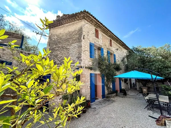 Ancien moulin en bordure de Sorgue joliment rénové au Thor
