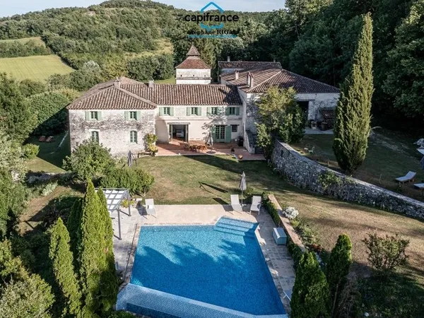Propriete à vendre 12 pièces, 420m2 + 100m2 habitables sur 18ha de terrain