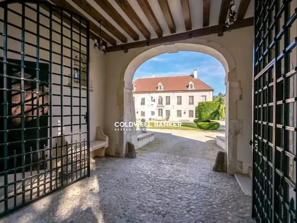 MAGNIFIQUE CHATEAU en BOURGOGNE - PARFAITEMENT ENTRETENU
