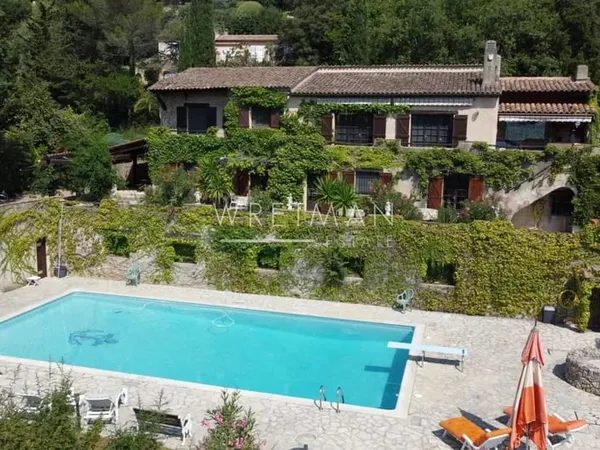 Vaste maison familiale avec vue et piscine - Montauroux