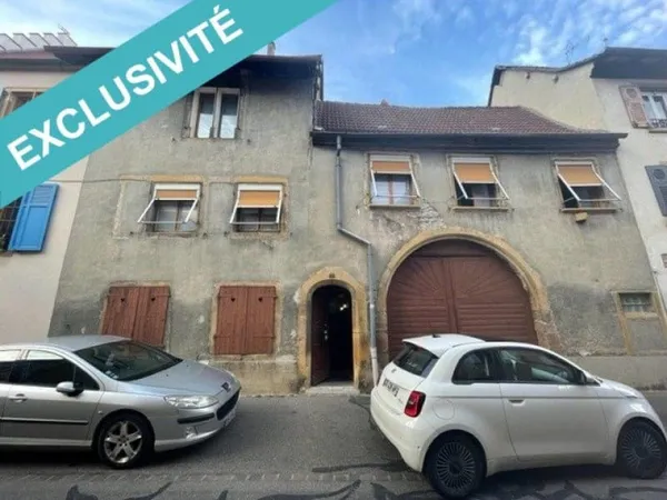 3 appartements ou une très grande maison d'habitation.