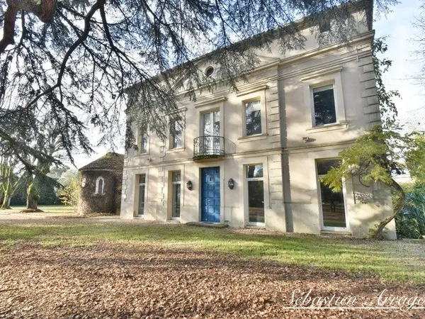 Maison de maître du XIXe siècle à Villeneuve-sur-Lot - 460 m² - Parc de 8 300 m² - Piscine - Centre-