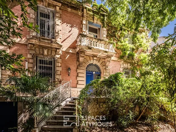 Demeure de caractère avec jardins, au coeur de la ville