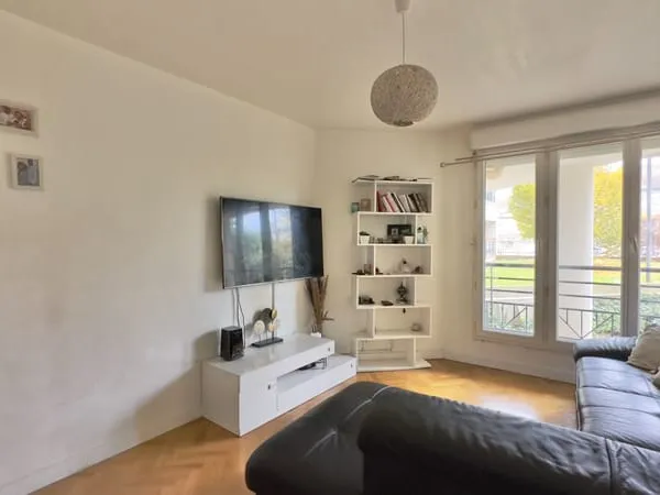 APPARTEMENT 3 PIÈCES EN REZ DE CHAUSSÉE À 10MN DE GARE RER C DE JUVISY