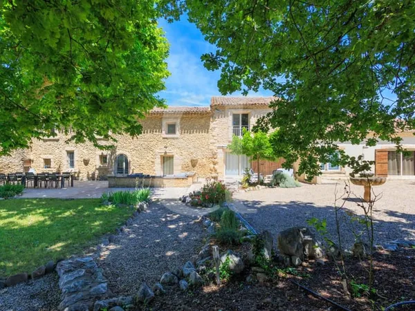 Authentique mas en pierre dans la région de L'Isle sur la sorgu