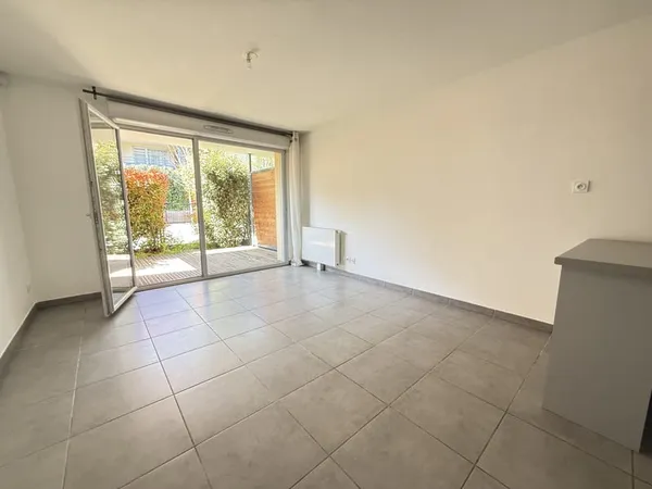 Exclusivité : T2 avec jardin , cave et parking , résidence r