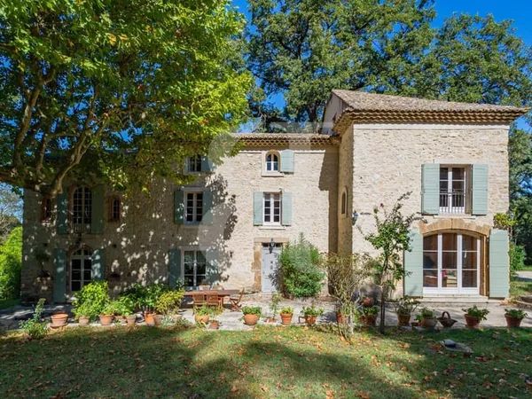 Charmant mas authentique, en pierre, avec piscine dans la régio