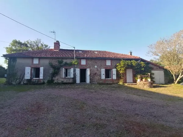 Ancien corps de ferme avec terrains à Luchapt
