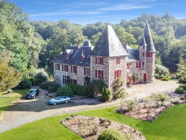 CORREZE Près d'UZERCHE. Magnifique château du 13ème siècle avec 3 gîtes, lac et terrain de 12 hectar