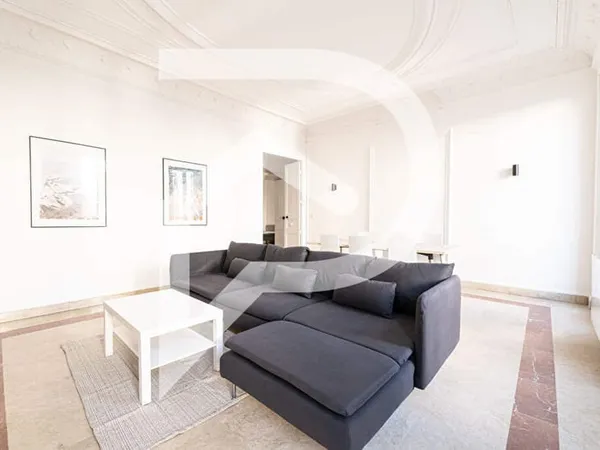 Prestige de la Rue Breteuil : 158 m² Haussmanniens pour une Rentabilité Annuelle de 38 400 €.