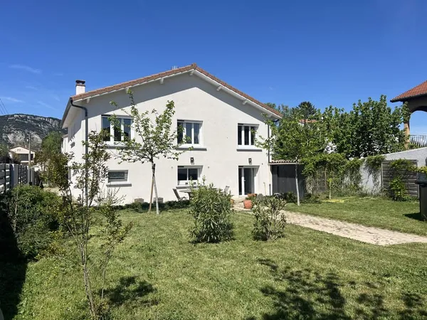 Maison - 4 chambres + grand bureau + possibilité de logement