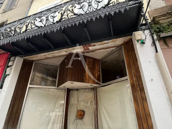 Immeuble composé d' un local et d' un appartement.