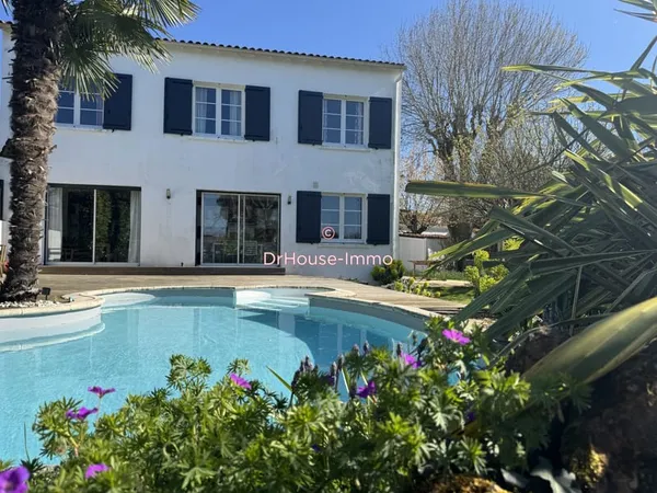 Élégante Maison Familiale de 7 Pièces avec Jardin et Piscine à Périgny