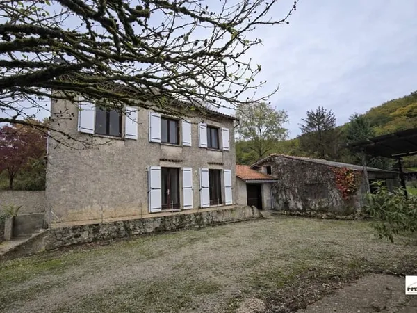 Maison des années 80 avec grand terrain