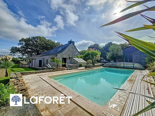 Maison en pierre avec piscine et terrain d'1 hectare
